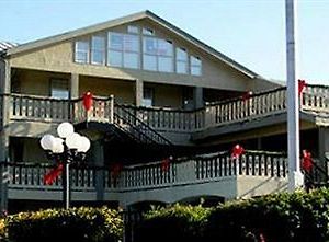Sunday House Inn And Suites